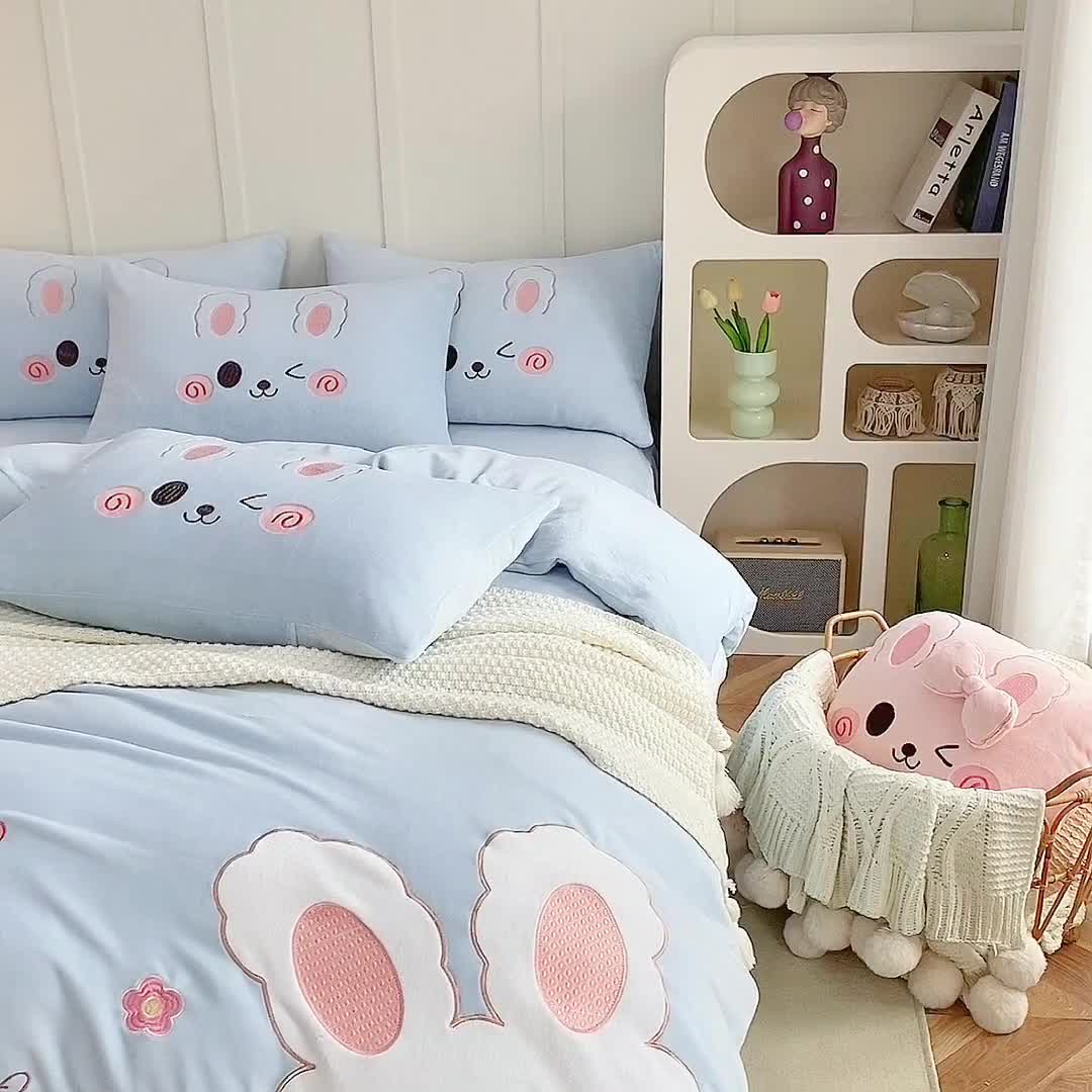 91家纺网 家纺一手货源 找家纺 （总）亲亲公主 2025新款牛奶绒卡通绣花四件套-可爱兔蓝色