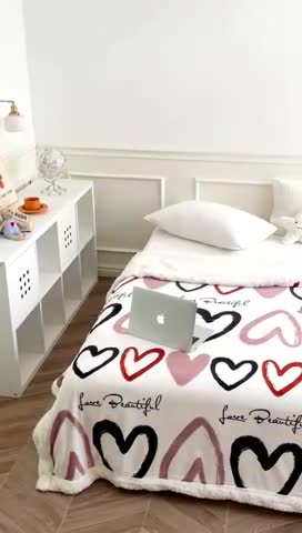 91家纺网 家纺一手货源 找家纺 时年 2022新款牛奶绒拼羊羔绒毯 爱心结