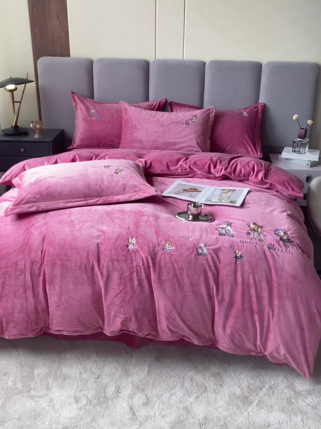 91家纺网 家纺一手货源 找家纺 云锦 2022秋冬新品加厚婴儿绒刺绣四件套 可爱熊-豆沙红