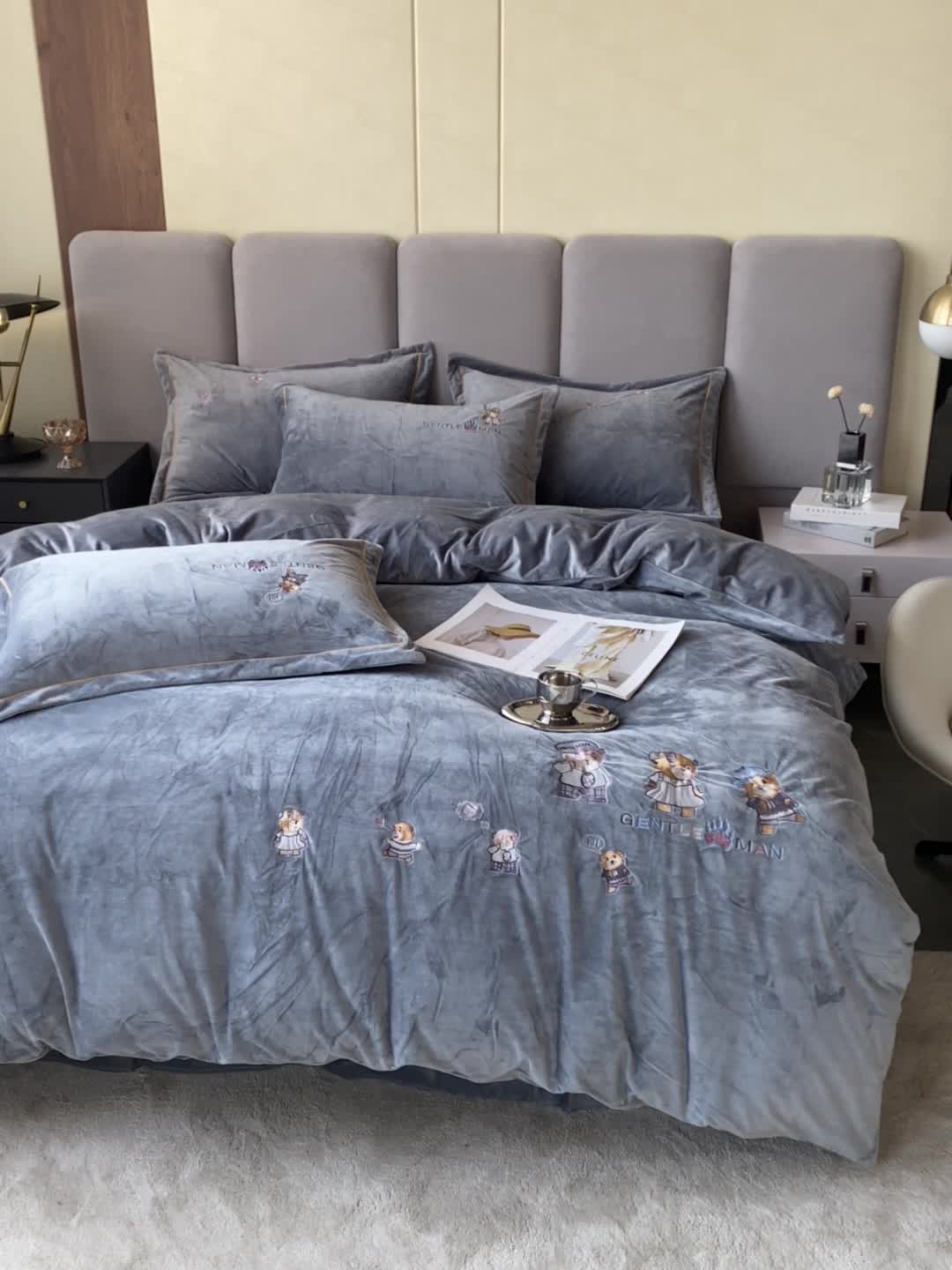 91家纺网 家纺一手货源 找家纺 云锦 2022秋冬新品加厚婴儿绒刺绣四件套 可爱熊-摩登灰