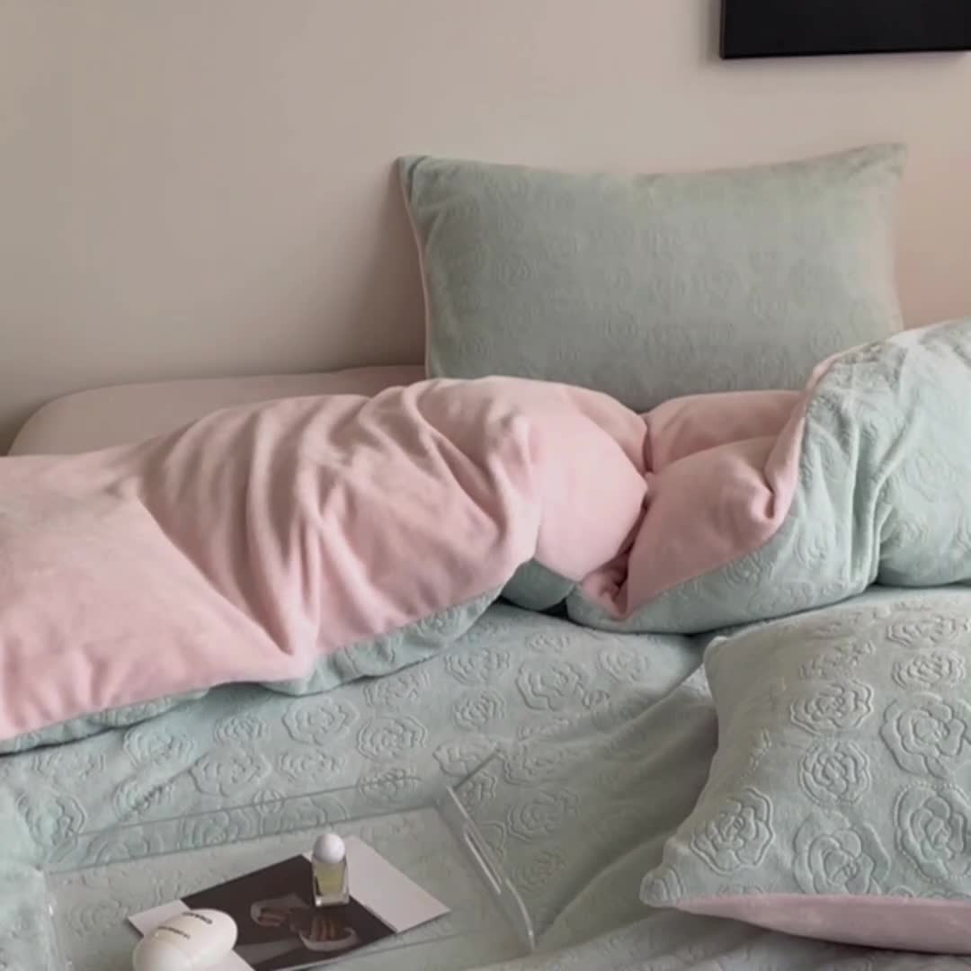 91家纺网 家纺一手货源 找家纺 潘朵拉 2023新款直播爆款撞色牛奶绒提花四件套山茶花-绿粉