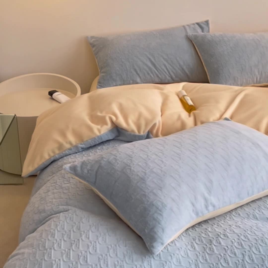 91家纺网 家纺一手货源 找家纺 潘朵拉 2023新款直播爆款撞色牛奶绒提花四件套 梦境-蓝黄