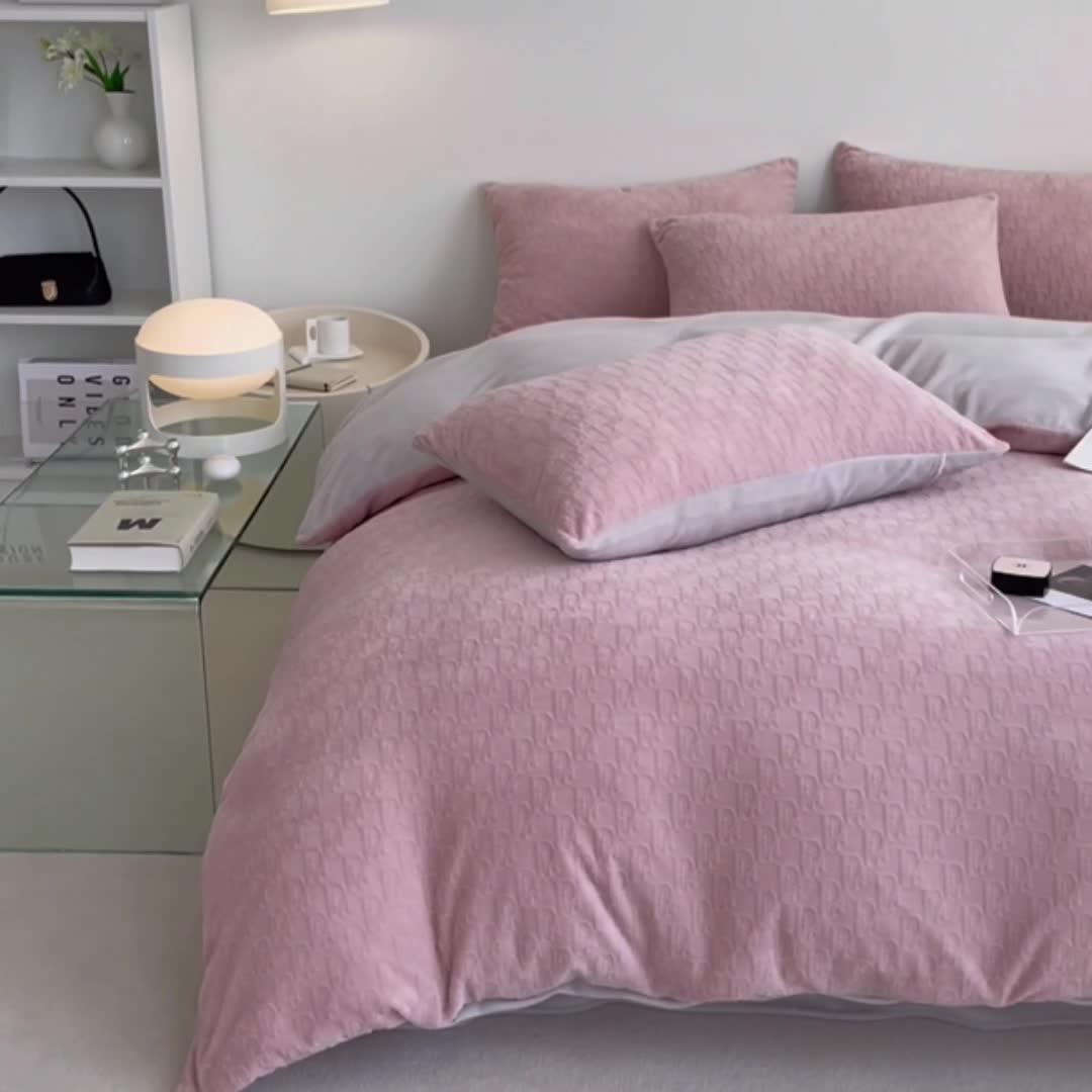 91家纺网 家纺一手货源 找家纺 潘朵拉 2023新款直播爆款撞色牛奶绒提花四件套 梦境-粉灰