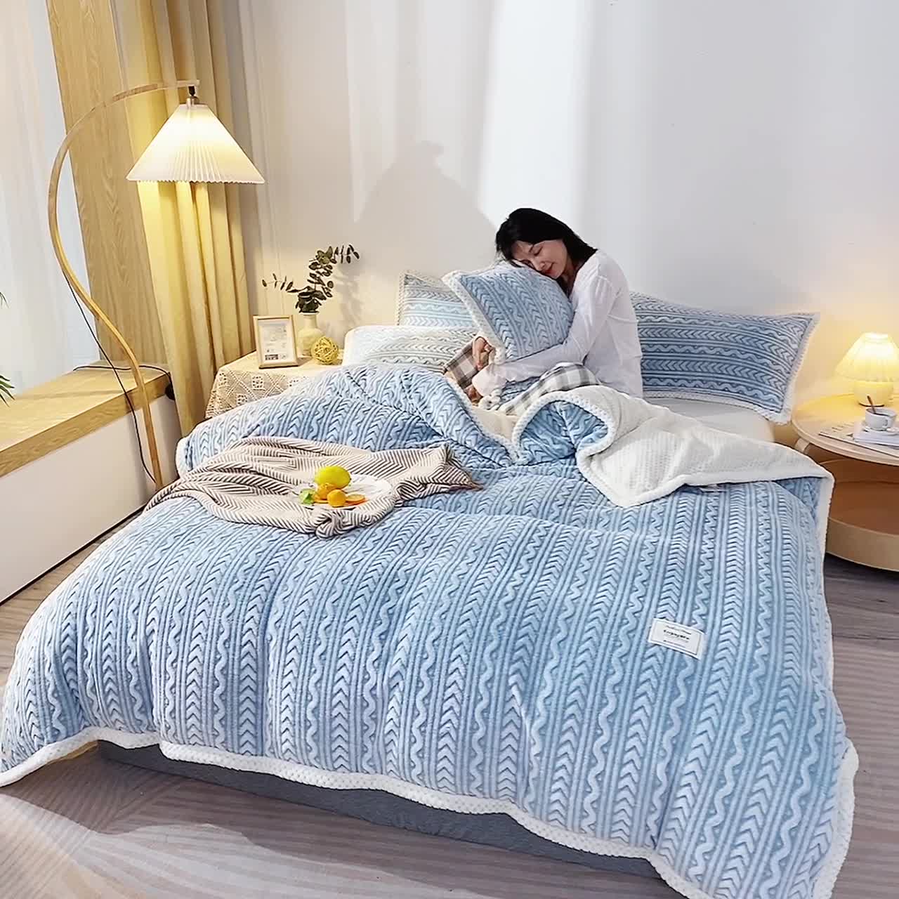 91家纺网 家纺一手货源 找家纺 新月家纺 2022新款雪花绒多功能被套 静谧蓝