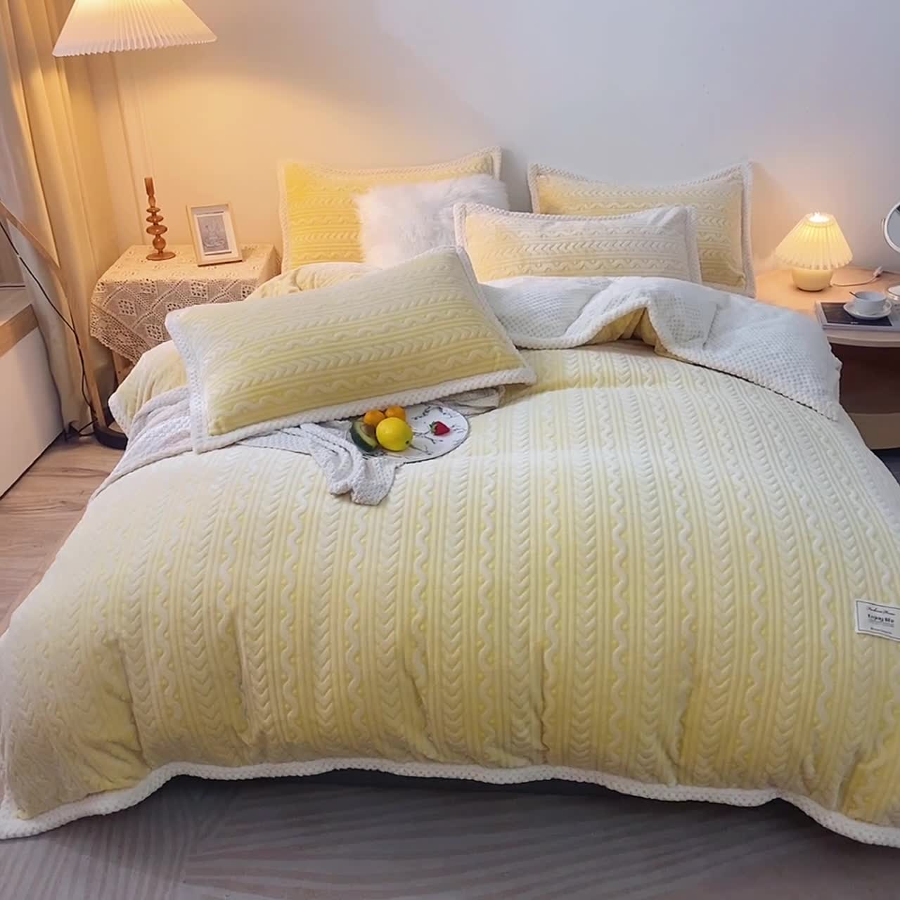 91家纺网 家纺一手货源 找家纺 新月家纺 2022新款雪花绒多功能被套 柠檬黄