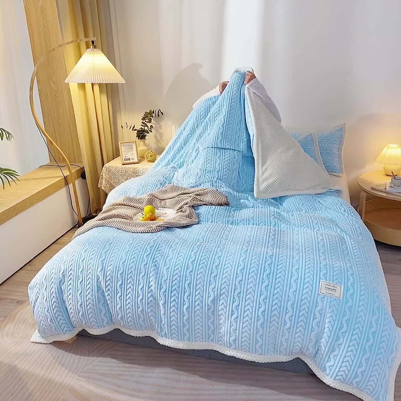 91家纺网 家纺一手货源 找家纺 新月家纺 2022新款雪花绒多功能被套 天空蓝