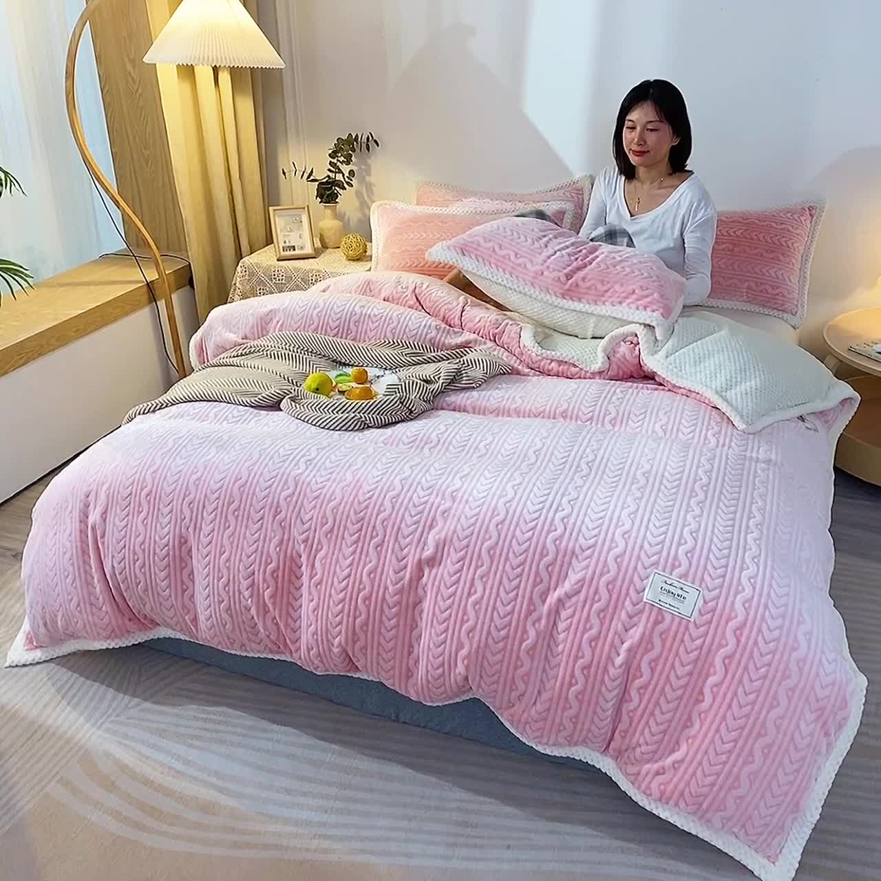 91家纺网 家纺一手货源 找家纺 新月家纺 2022新款雪花绒多功能被套 樱花粉