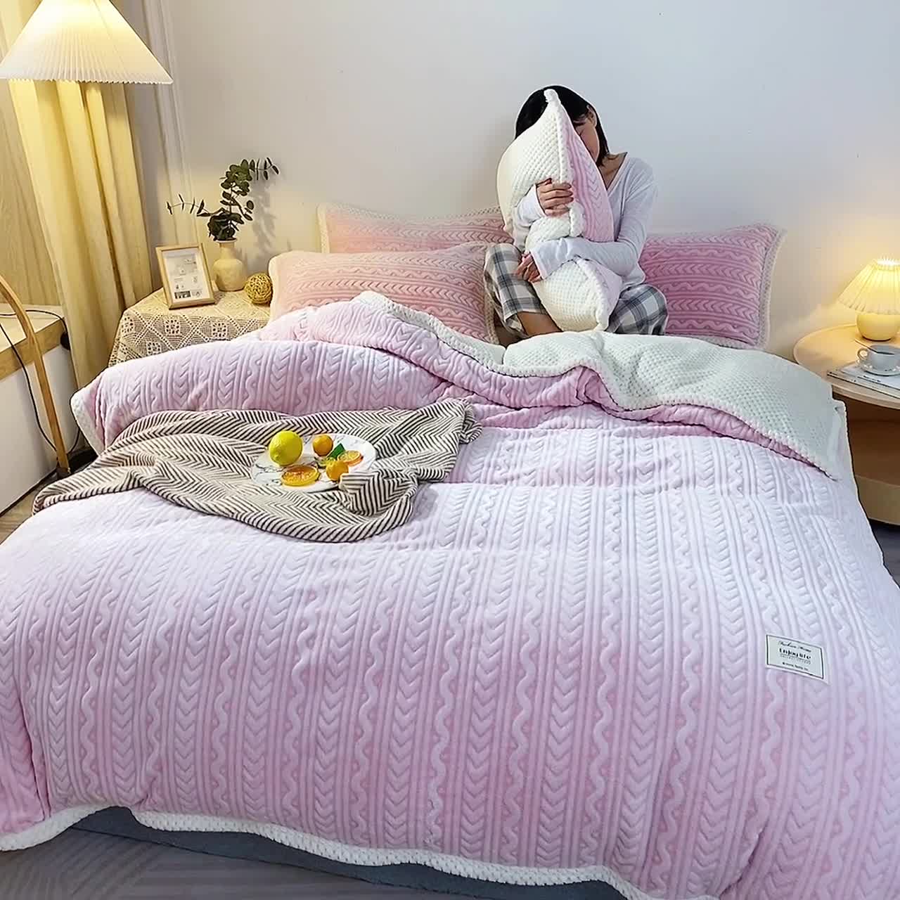 91家纺网 家纺一手货源 找家纺 新月家纺 2022新款雪花绒多功能被套 西瓜粉