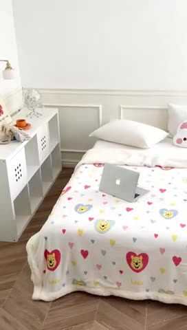 91家纺网 家纺一手货源 找家纺 时年 2022新款牛奶绒拼羊羔绒毯 爱心维尼