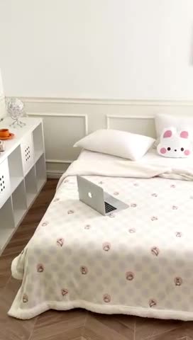 91家纺网 家纺一手货源 找家纺 时年 2022新款牛奶绒拼羊羔绒毯 萌萌兔