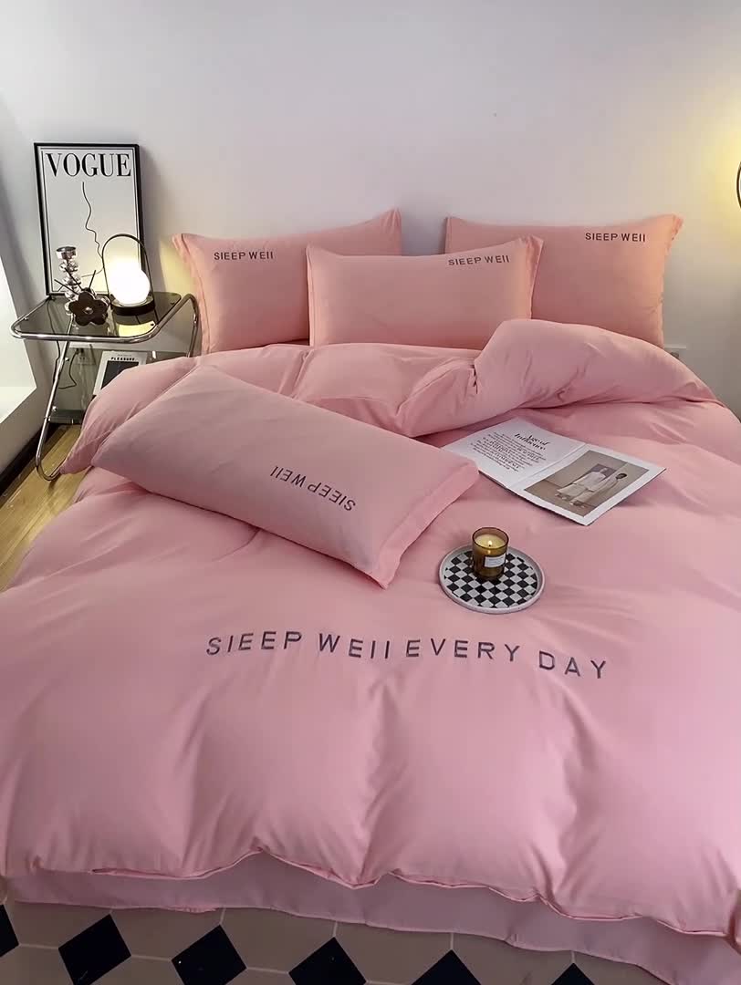 91家纺网 家纺一手货源 找家纺 啊雅家居2025纯色水洗磨毛亲肤绣花床单款床笠款四套件 奶粉