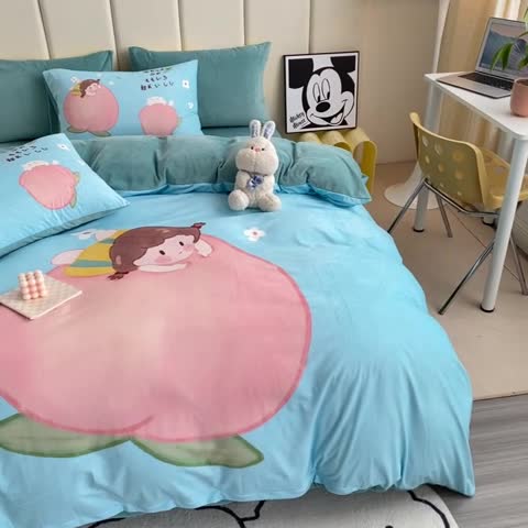 91家纺网 家纺一手货源 找家纺 博雅 2022新款婴儿绒大版印花系列四件套 桃子女孩