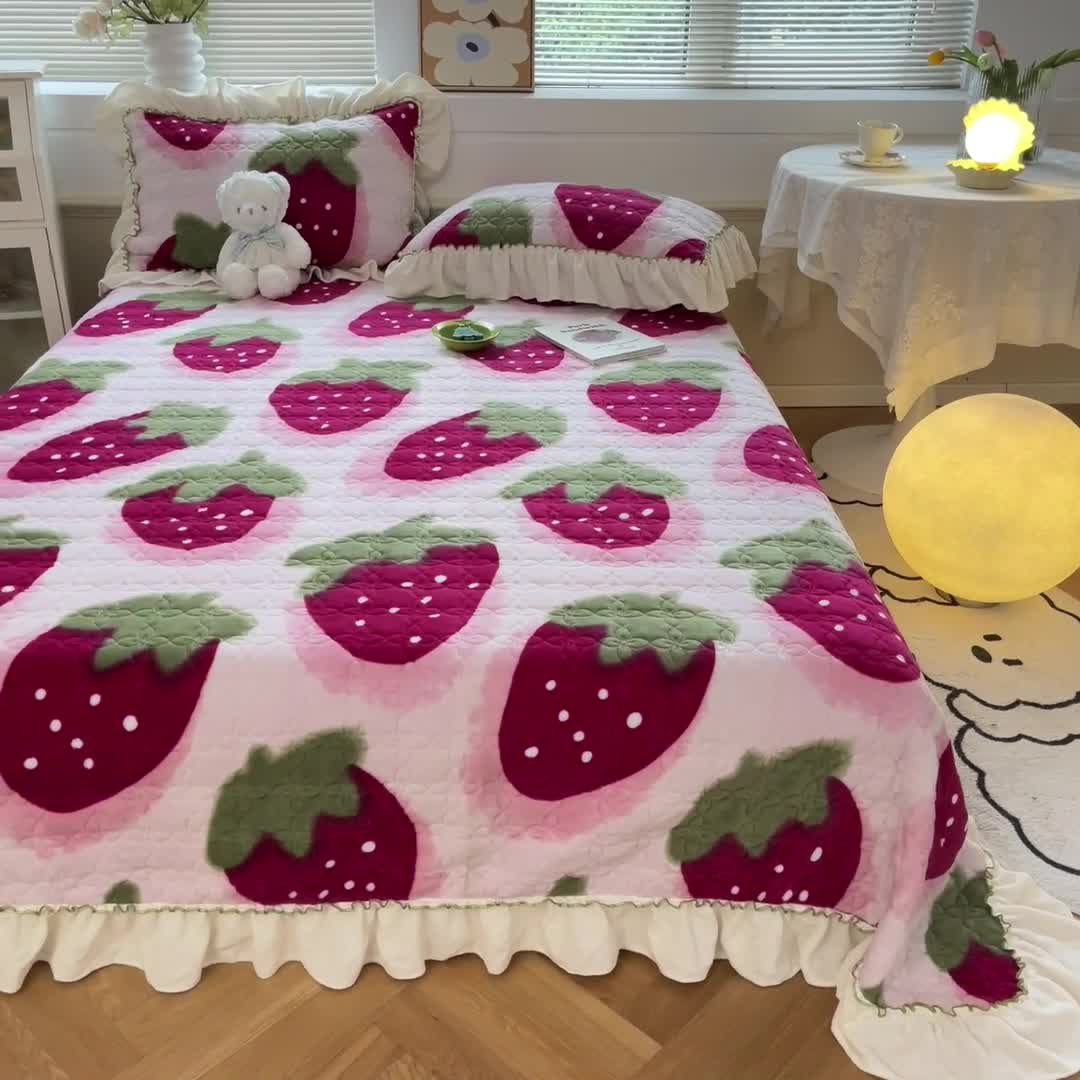 91家纺网 家纺一手货源 找家纺 安哆啦 2022新款牛奶绒花边夹棉床盖 床盖-草莓甜心