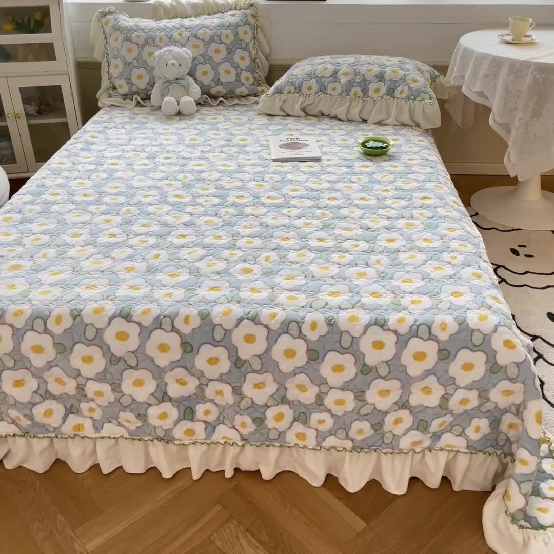 91家纺网 家纺一手货源 找家纺 安哆啦 2022新款牛奶绒花边夹棉床盖 床盖-淡蓝花海