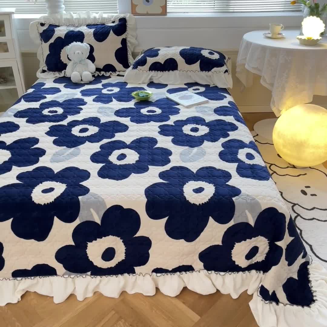 91家纺网 家纺一手货源 找家纺 安哆啦 2022新款牛奶绒花边夹棉床盖 床盖-复古蓝花