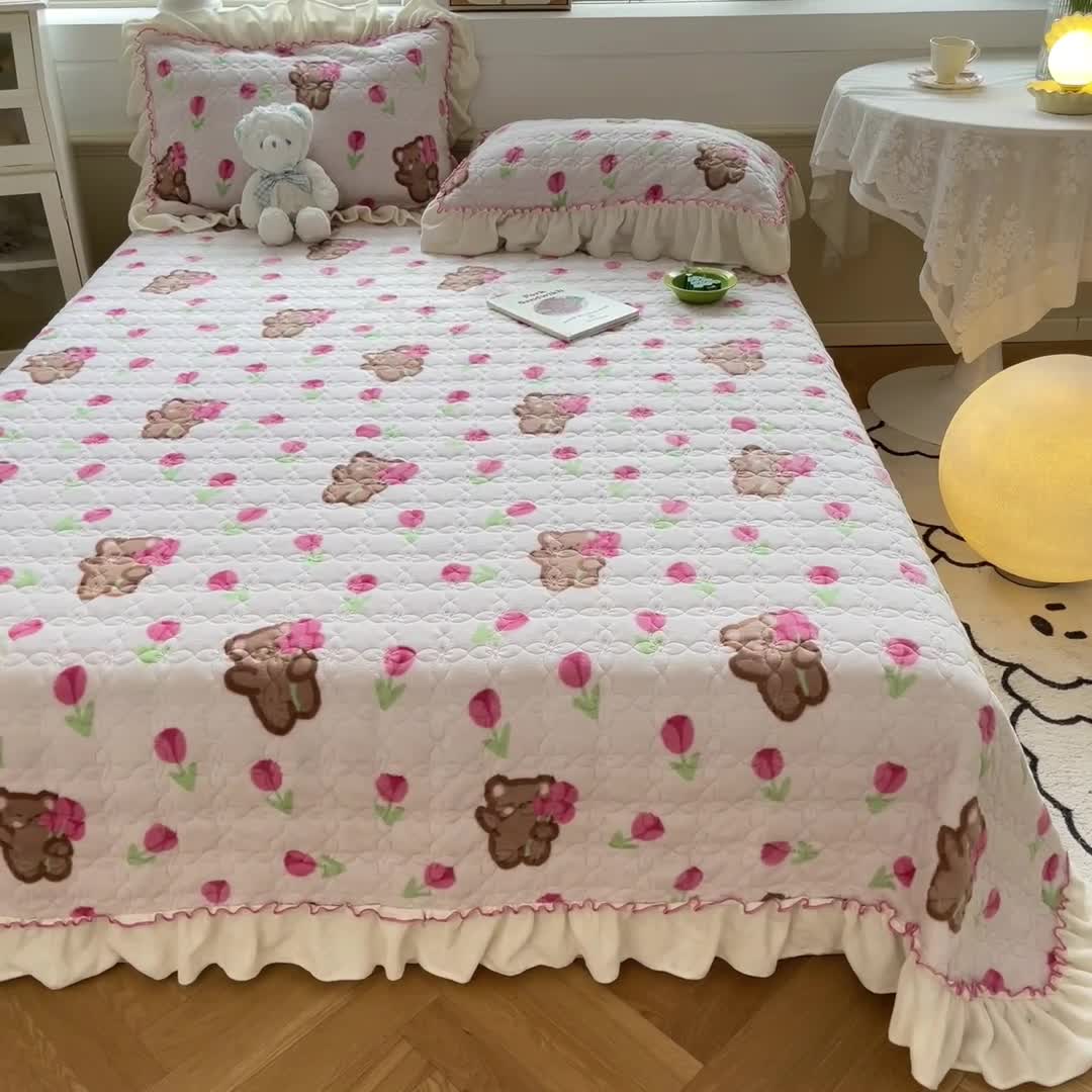 91家纺网 家纺一手货源 找家纺 安哆啦 2022新款牛奶绒花边夹棉床盖 床盖-花朵熊熊