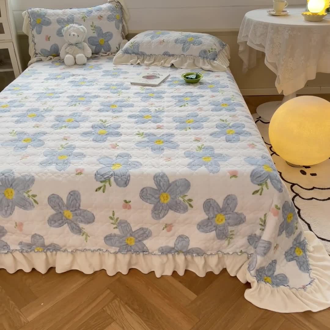 91家纺网 家纺一手货源 找家纺 安哆啦 2022新款牛奶绒花边夹棉床盖 床盖-花园里