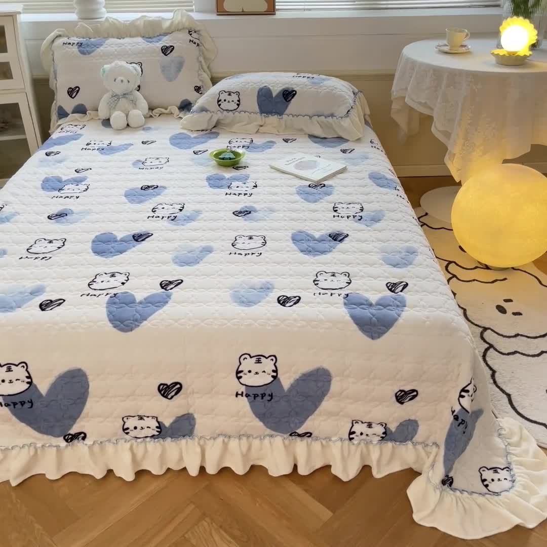 91家纺网 家纺一手货源 找家纺 安哆啦 2022新款牛奶绒花边夹棉床盖 床盖-蓝色爱心虎