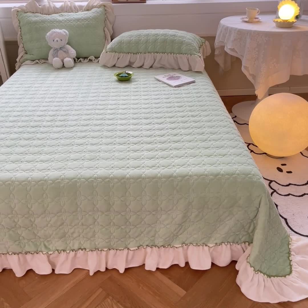 91家纺网 家纺一手货源 找家纺 安哆啦 2022新款牛奶绒花边夹棉床盖 床盖-嫩橘绿