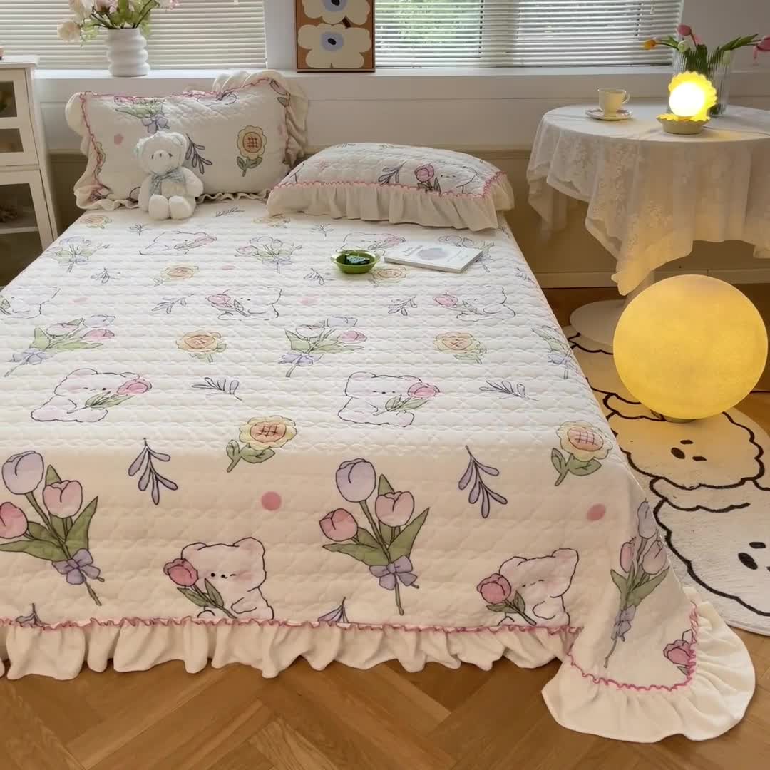 91家纺网 家纺一手货源 找家纺 安哆啦 2022新款牛奶绒花边夹棉床盖 床盖-捧花小熊