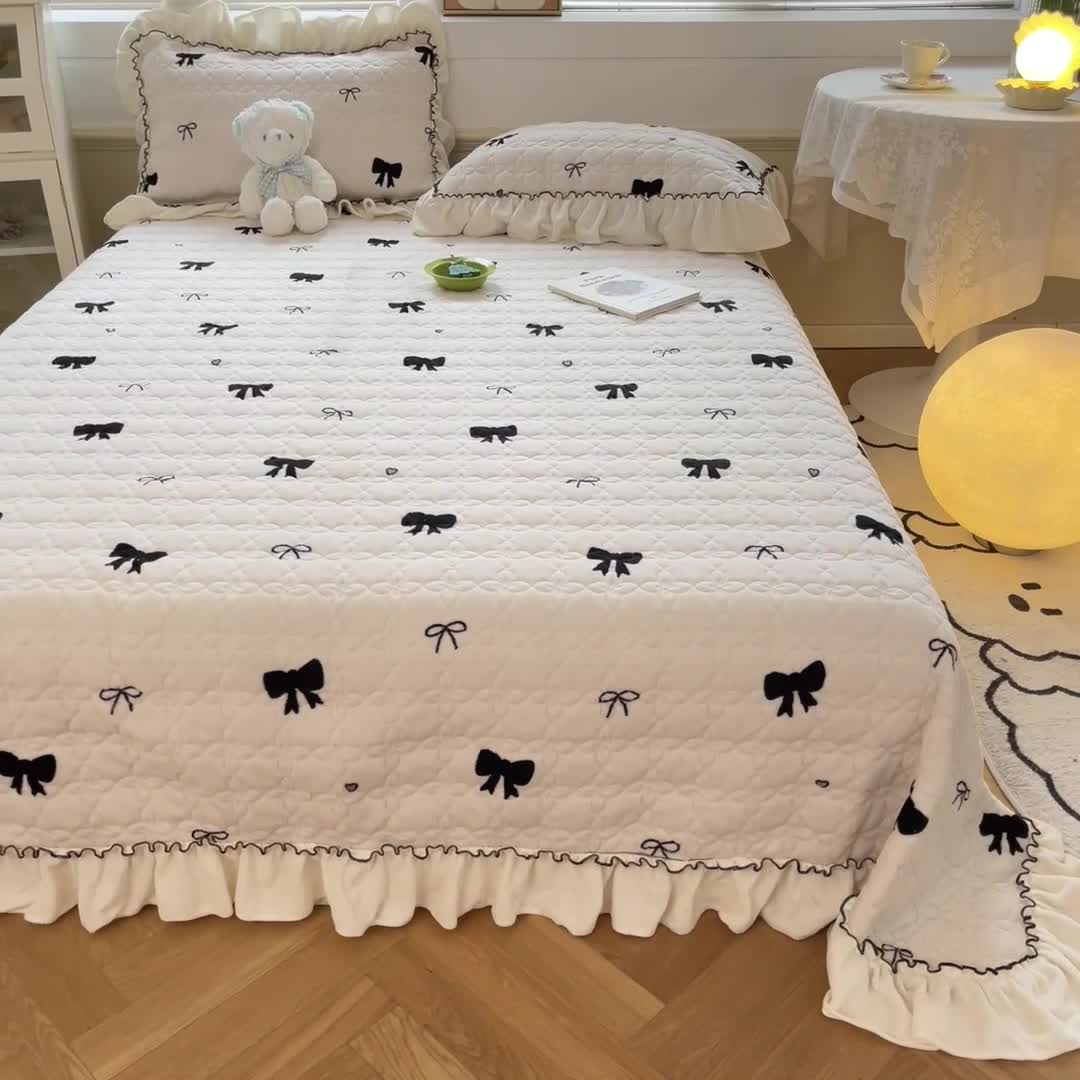 91家纺网 家纺一手货源 找家纺 安哆啦 2022新款牛奶绒花边夹棉床盖 床盖-小蝴蝶结