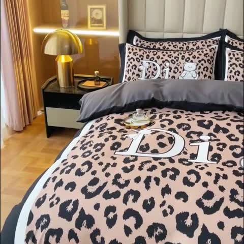 91家纺网 家纺一手货源 找家纺 娜娜 2022新款大版大牌风亲肤棉工艺款四件套 豹纹熊