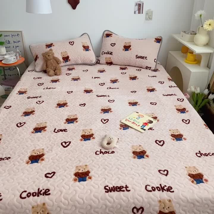 91家纺网 家纺一手货源 找家纺 美乐迪 2022新款多功能牛奶绒亲肤棉床盖套件 小浣熊