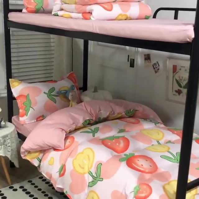91家纺网 家纺一手货源 找家纺 乐居坊 2022新款芦荟棉上下铺学生床三件套四件套 草莓奇遇