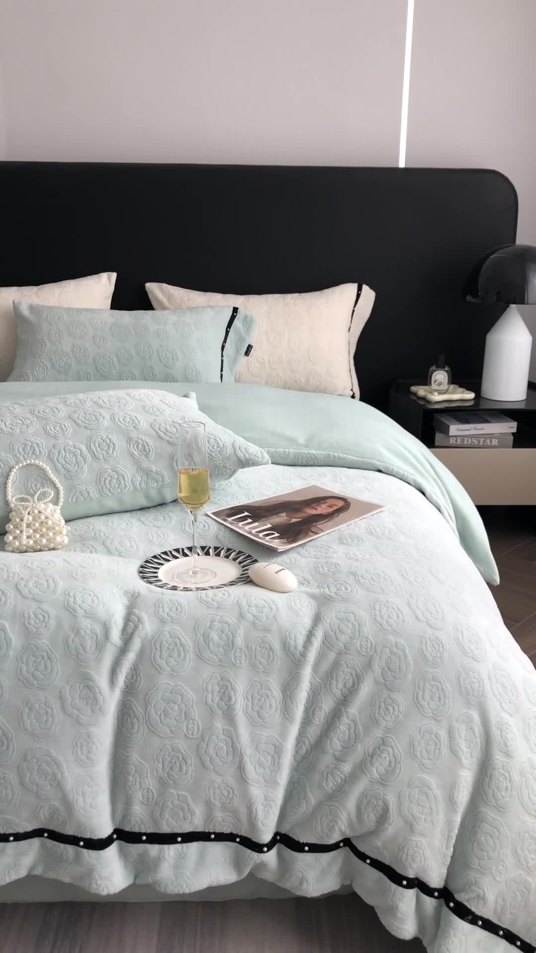 91家纺网 家纺一手货源 找家纺 卡姿 2022新款牛奶绒提花轻奢大牌风四件套 茶花玛丽兰