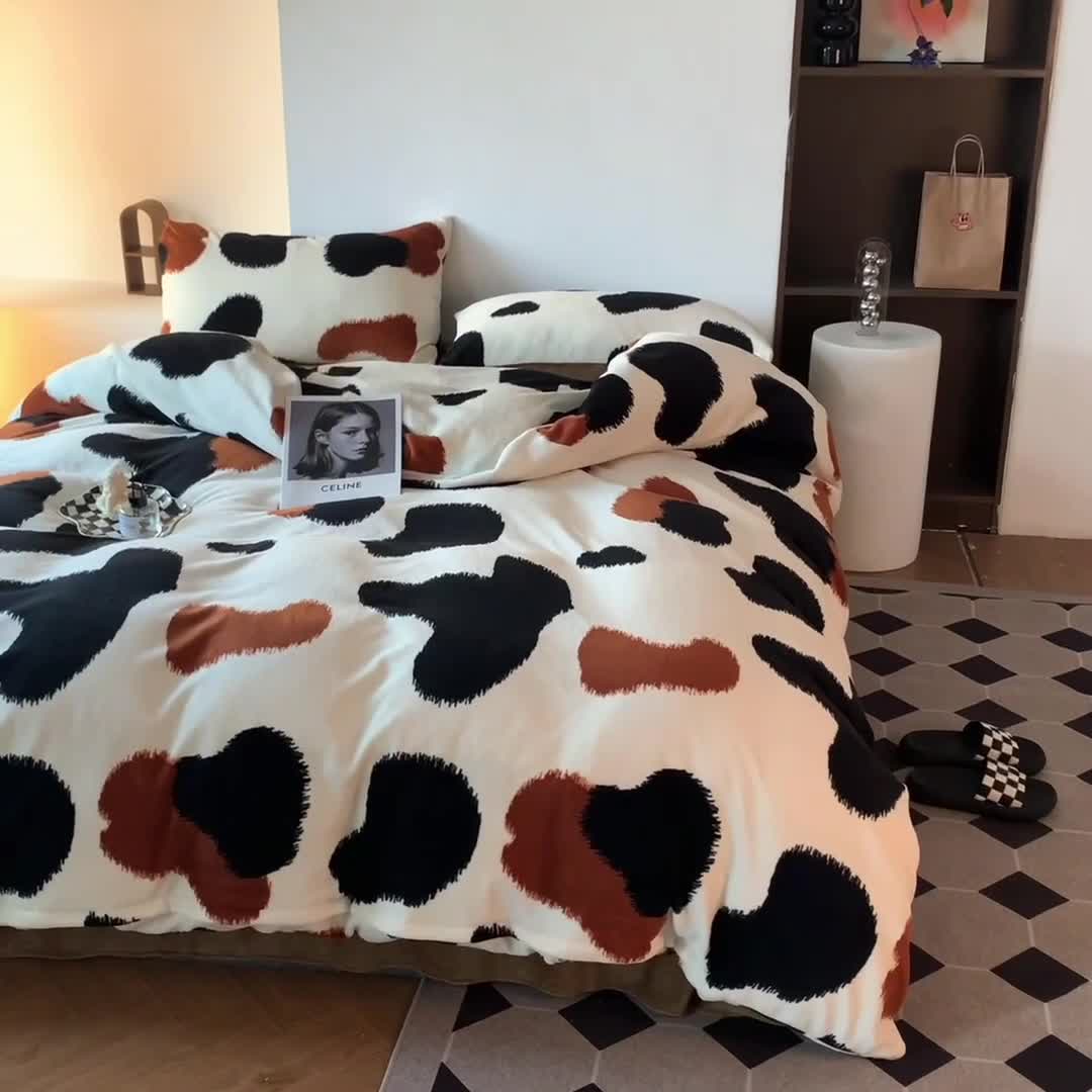 91家纺网 家纺一手货源 找家纺 怡家居 2022秋冬高克重牛奶绒印花四件套 小奶牛