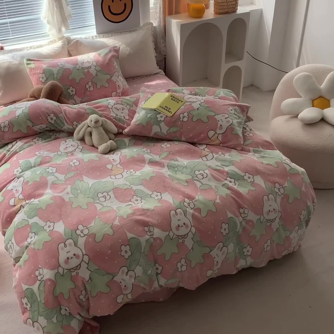 91家纺网 家纺一手货源 找家纺 怡家居 2022秋冬高克重牛奶绒印花四件套 莓园小兔