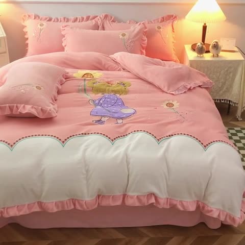 91家纺网 家纺一手货源 找家纺 优姿家纺 牛奶绒贴边绣花荷叶花边保暖四件 守护甜心-白