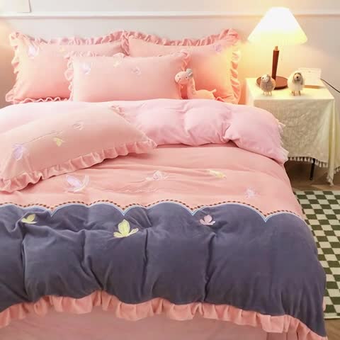 91家纺网 家纺一手货源 找家纺 优姿家纺 牛奶绒贴边绣花荷叶花边保暖四件 蝶舞纷飞-玉