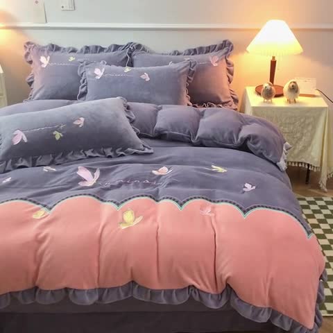 91家纺网 家纺一手货源 找家纺 优姿家纺 牛奶绒贴边绣花荷叶花边保暖四件 蝶舞纷飞-灰