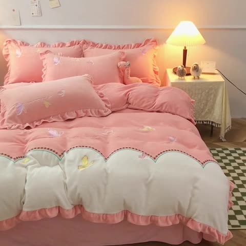 91家纺网 家纺一手货源 找家纺 优姿家纺 牛奶绒贴边绣花荷叶花边保暖四件 蝶舞纷飞-白