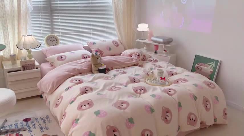 91家纺网 家纺一手货源 找家纺 昔可 2022新款牛奶绒卡通系列四件套 小熊和草莓