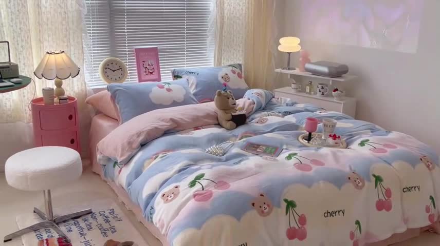 91家纺网 家纺一手货源 找家纺 昔可 2022新款牛奶绒卡通系列四件套 彩虹樱桃熊