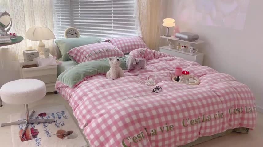 91家纺网 家纺一手货源 找家纺 昔可 2022新款牛奶绒少女小清新系列四件套 字母粉格