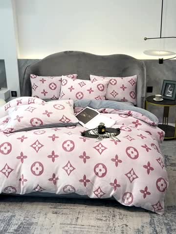 91家纺网 家纺一手货源 找家纺 啊雅家居 2025新款雕花绒加宝宝绒四件套 点雕豆沙