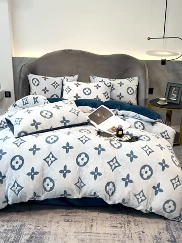 91家纺网 家纺一手货源 找家纺 啊雅家居 2025新款雕花绒加宝宝绒四件套 点雕蓝