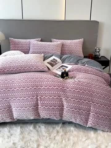 91家纺网 家纺一手货源 找家纺 啊雅家居 2025新款雕花绒加宝宝绒四件套 连雕豆沙