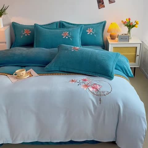 91家纺网 家纺一手货源 找家纺 优姿家纺 2022新款牛奶绒8斤双拼色绣花保暖四件套 中国风-天空蓝