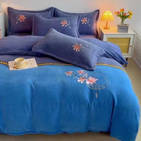 91家纺网 家纺一手货源 找家纺 优姿家纺 2022新款牛奶绒8斤双拼色绣花保暖四件套 中国风-灰+蓝