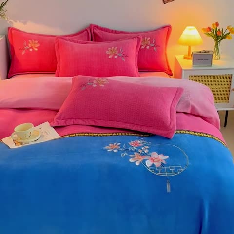 91家纺网 家纺一手货源 找家纺 优姿家纺 2022新款牛奶绒8斤双拼色绣花保暖四件套 中国风-粉+蓝
