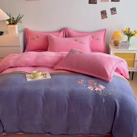 91家纺网 家纺一手货源 找家纺 优姿家纺 2022新款牛奶绒8斤双拼色绣花保暖四件套 中国风-粉