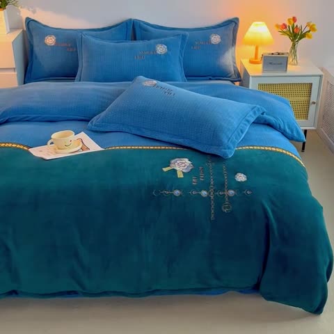 91家纺网 家纺一手货源 找家纺 优姿家纺 2022新款牛奶绒8斤双拼色绣花保暖四件套 山茶花-蓝+绿