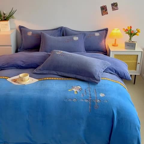 91家纺网 家纺一手货源 找家纺 优姿家纺 2022新款牛奶绒8斤双拼色绣花保暖四件套 山茶花-灰+蓝