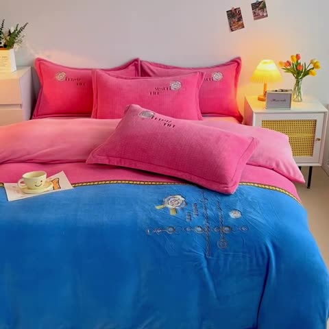 91家纺网 家纺一手货源 找家纺 优姿家纺 2022新款牛奶绒8斤双拼色绣花保暖四件套 山茶花-粉+蓝