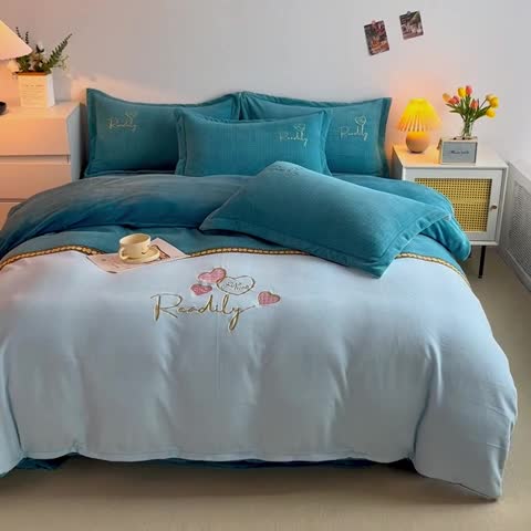 91家纺网 家纺一手货源 找家纺 优姿家纺 2022新款牛奶绒8斤双拼色绣花保暖四件套 爱心-天空蓝