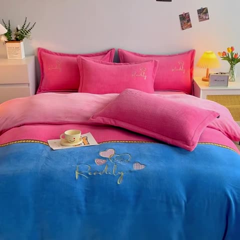 91家纺网 家纺一手货源 找家纺 优姿家纺 2022新款牛奶绒8斤双拼色绣花保暖四件套 爱心-粉+蓝